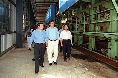 2000年9月19日，时任浙江省委书记张德江一行视察公司