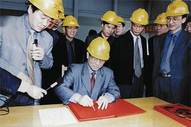 2002年4月3日，时任浙江省省长柴松岳视察J9集团工业园