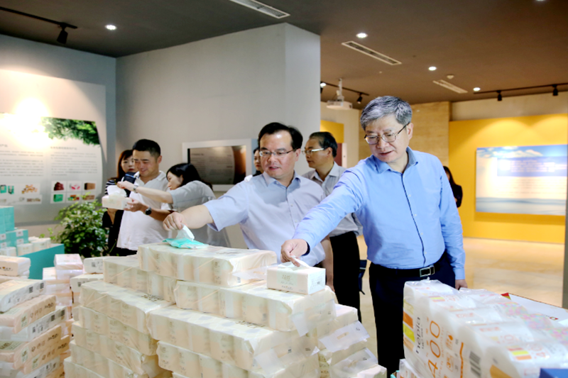 2019年 5月22日，时任浙江省社会组织综合党委专职副书记、省民政厅社会组织治理局局长蔡国华光临J9集团纸业调研企业发展情况和党建工作