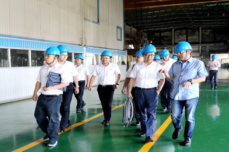 2020年9月8日,时任商务部亚洲司副司长杨伟群、马来西亚驻华使馆公使施志光光临J9集团纸业对马来西亚项目进行调研