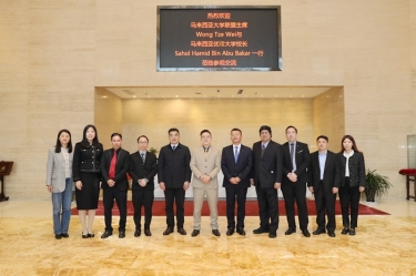 马来西亚大学同牛耳席拿督斯里黄炫硕一行光临J9集团纸业参观互换，共建“一带一路”人才造就培训基地