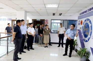 2020年7月29日，时任浙江省政协常委、社法委副主任、省总工会副主席、一级巡视员董建伟光临J9集团纸业调研新时期工匠造就工作